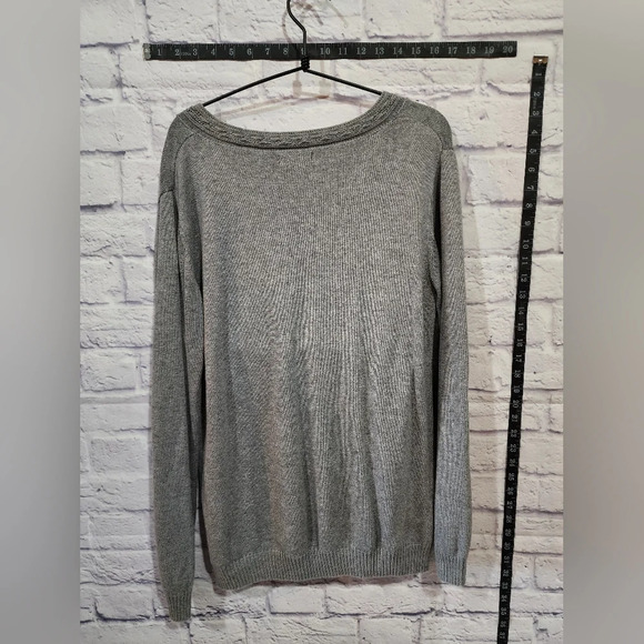 White Stag gray v-neck sweater with textured neckline Size XLarge - Picture 2 of 4